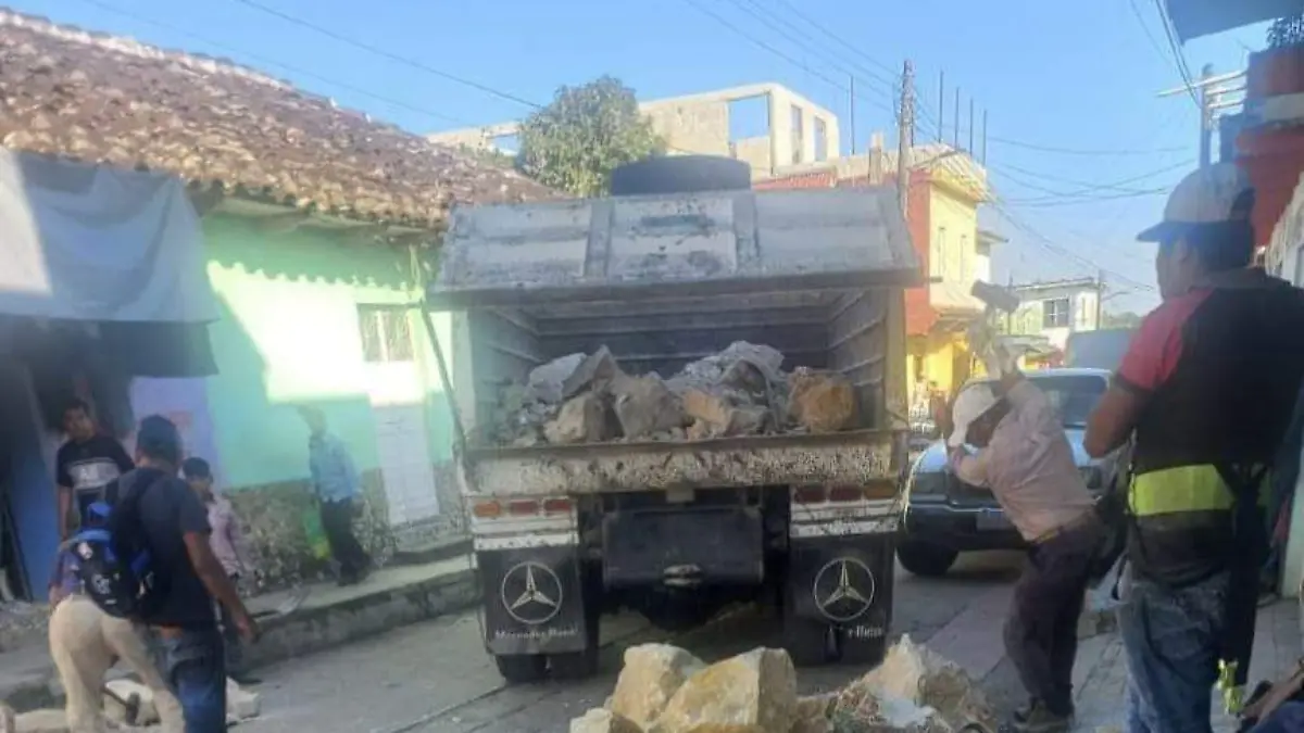 recogen piedras de bloqueo en Altamirano